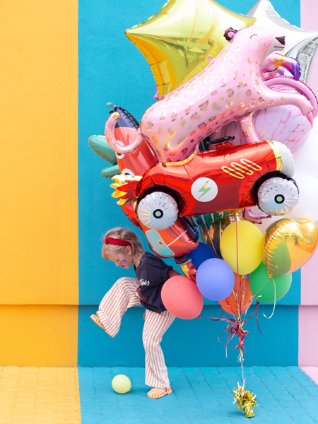 Balloon bouquet, Farbenfrohe Ballons, Kinderparty, Foilballons, Hintergrund aus Fliesen