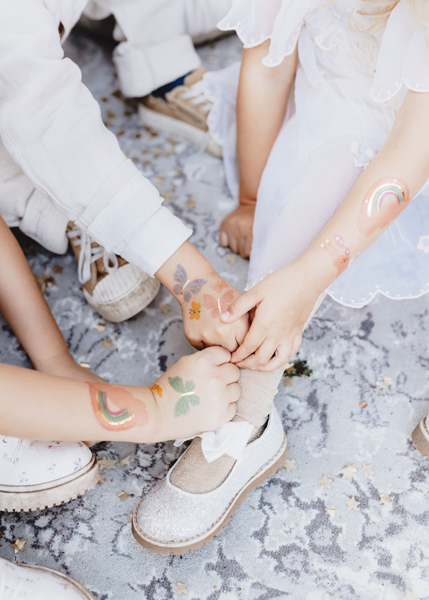 kinder, hände, regenbogen, converse, glitzernde schuhe