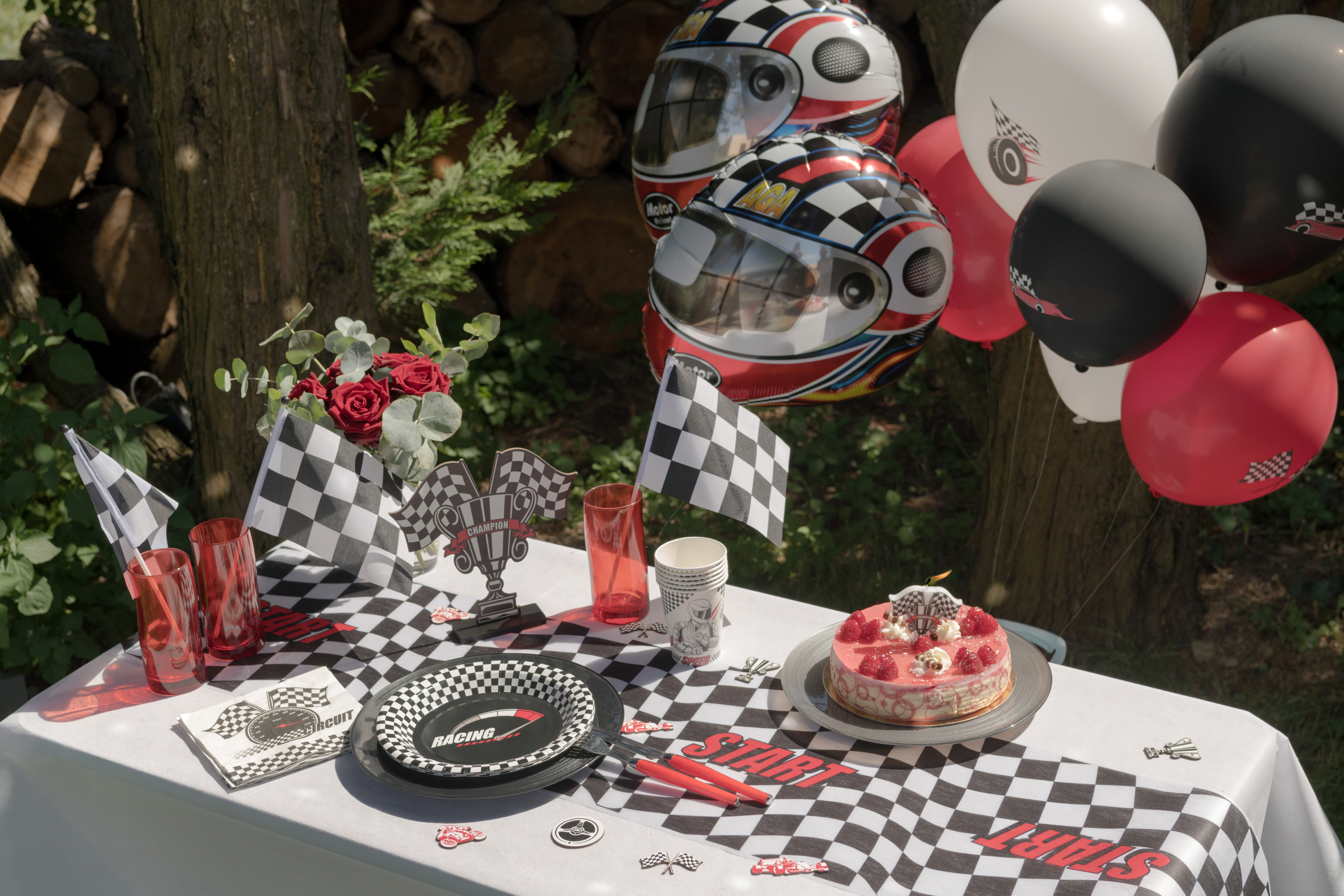 Leute, Helm, Geburtstagstorte, Zuckerguss, Blumen-Arrangement