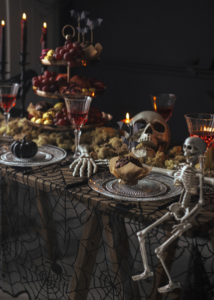 Halloween, Tischdekoration, Skelett, Grabtisch, Korbfrüchte