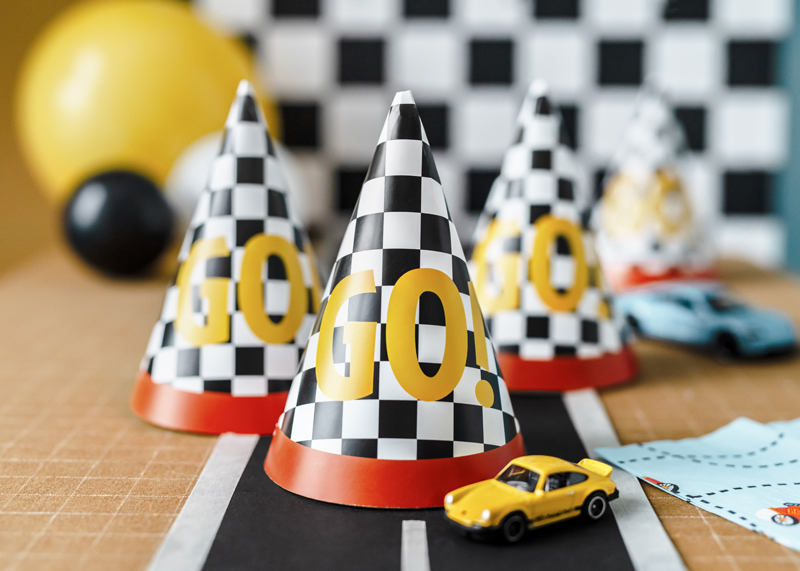 party hats, Karomuster, gelbes Auto, Renn-Thema, Miniaturenszene