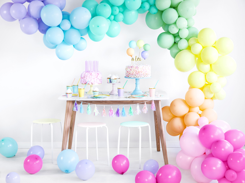 Ballonbogen, Kuchentisch, Pastellfarben, Geburtstagsparty, Ballondekoration