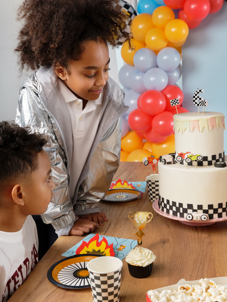 Tischdekoration, Kuchen, Ballons, Auto-Thema, Kinderfeier