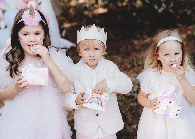 Kinderparty, Outfit, Kronen, Regenbogen, Einladung