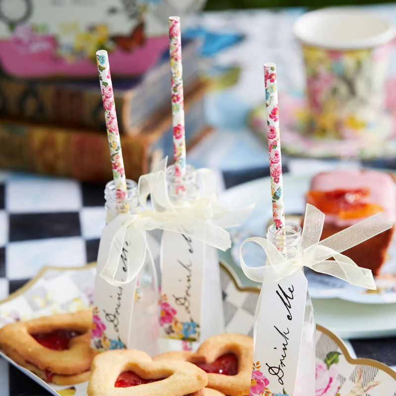 Kindergeburtstag-Papiertrinkhalme_mit_Partybecher_Alice_Drink_me_Set_1