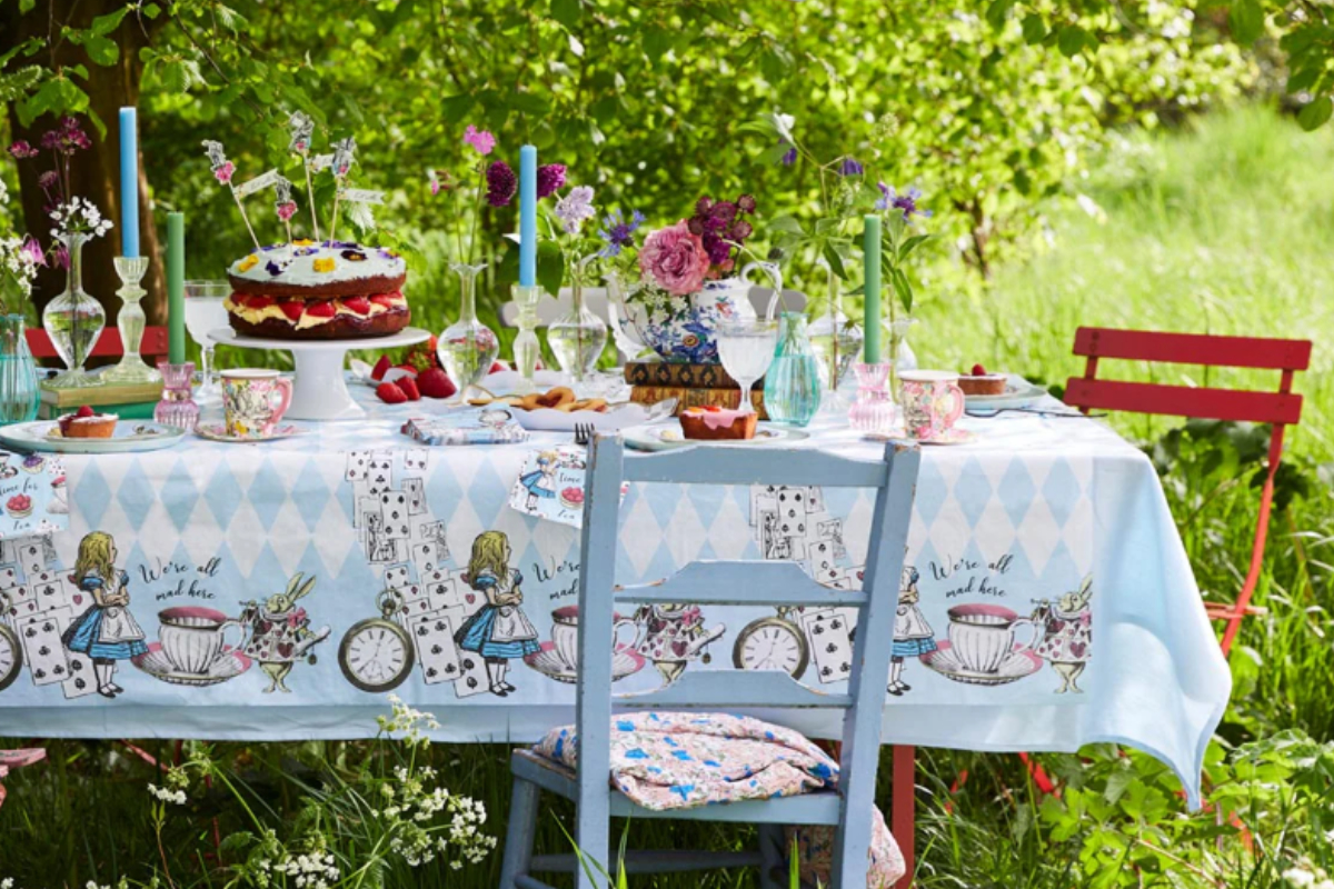 Tischdecke, Tischdekoration, Kuchen, Blumen, Gartenfest