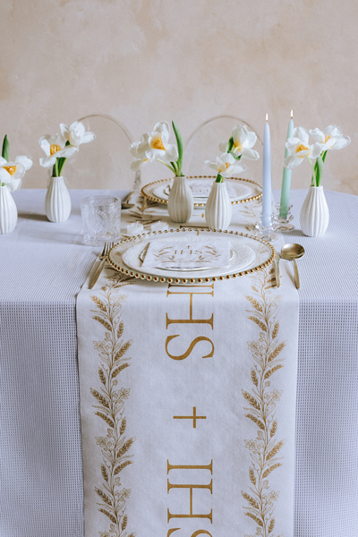 Tischdecke, Tischdekoration, Blumen, Kerzen, Tafelsetup