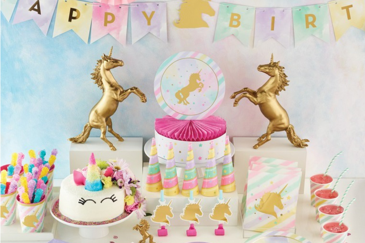 einhorn, goldene statue, party deko, kuchen, servierteller