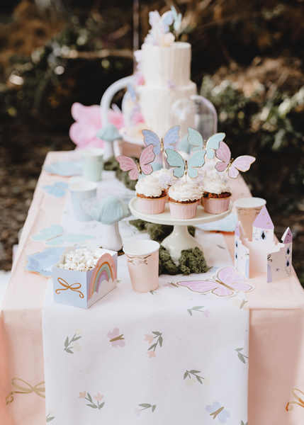 Etagentisch, Cupcakes, Schmetterlingsfondant, Kuchenkopf, Pastell-Dekoration