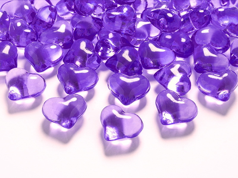 herzförmige glassteine, lila farbe, herzen, glasperlen, dekoration