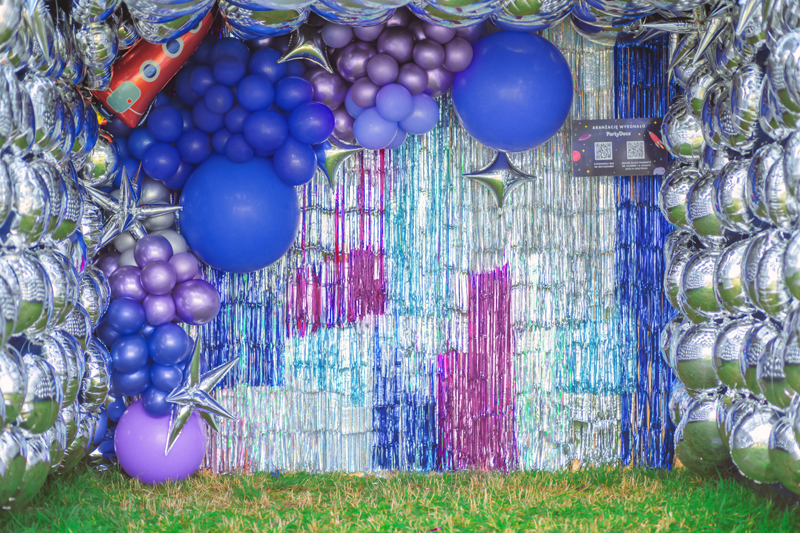Ballon-Dekoration, Folien-Backdrop, Lila Ballons, Blau Ballons, Geburtstagsdeko
