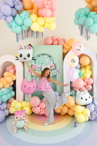 Ballonengestell, Luftballons, Partydekoration, Mädchenfigur, bunte Szene