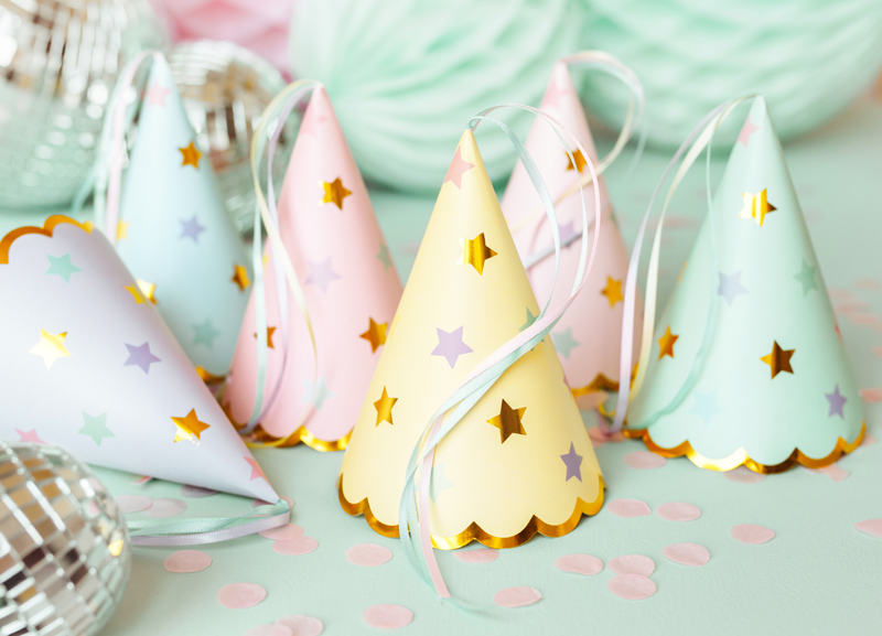 Partyhüte, Konfetti, Pastellfarben, Sterne-Dekoration, Feierdekoration