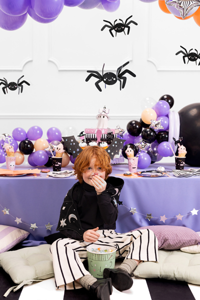 Halloween, Spinnen-Dekoration, Ballon-Hintergrund, Party-Tafel, Kind mit Becher