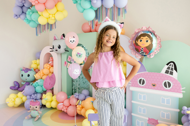 Kinderparty, Ballondekoration, RosaTop, Streifenhose, Kleidung