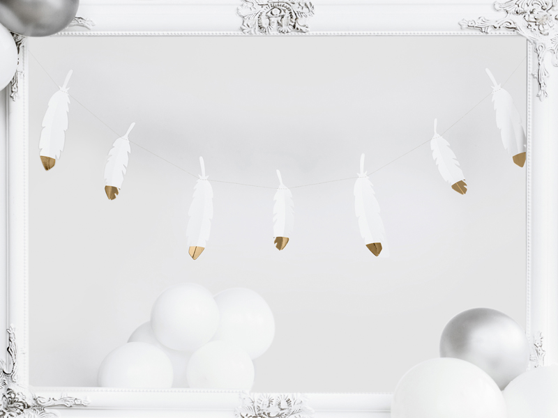 deko gang, feather garland, balloons, weiße deko, rahmenbild