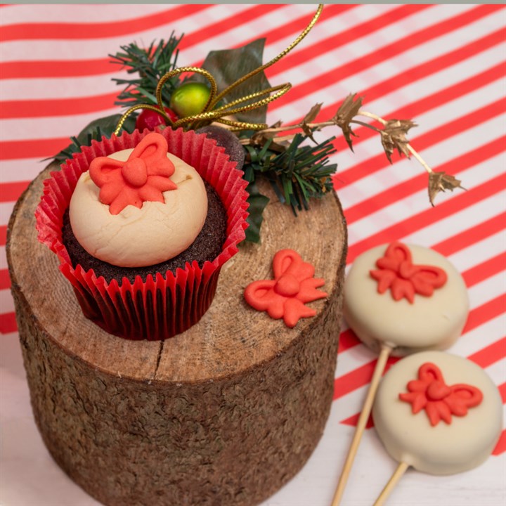Cupcake, Fondant, Roter Blumenaufnäher, Weihnachtsdekoration, Leiterholzblock