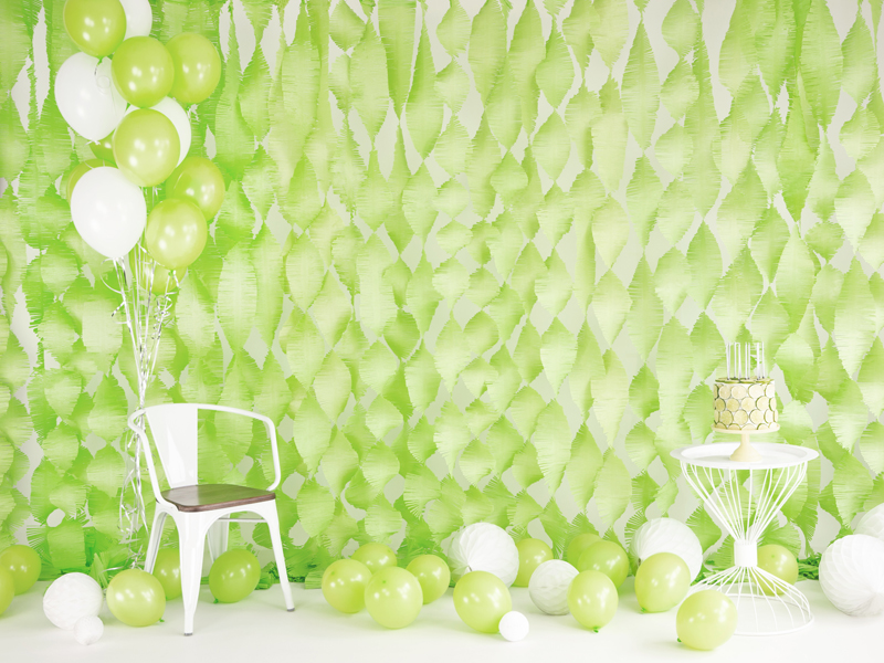 balloons, grüner hintergrund, party dekorationen, lounge stuhl, kuchenteller/servierplatte?