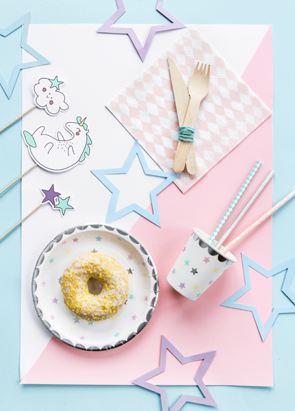 Donut, Doughnut, Papierteller, Becher mit Strohhalm, rosa Geschirr