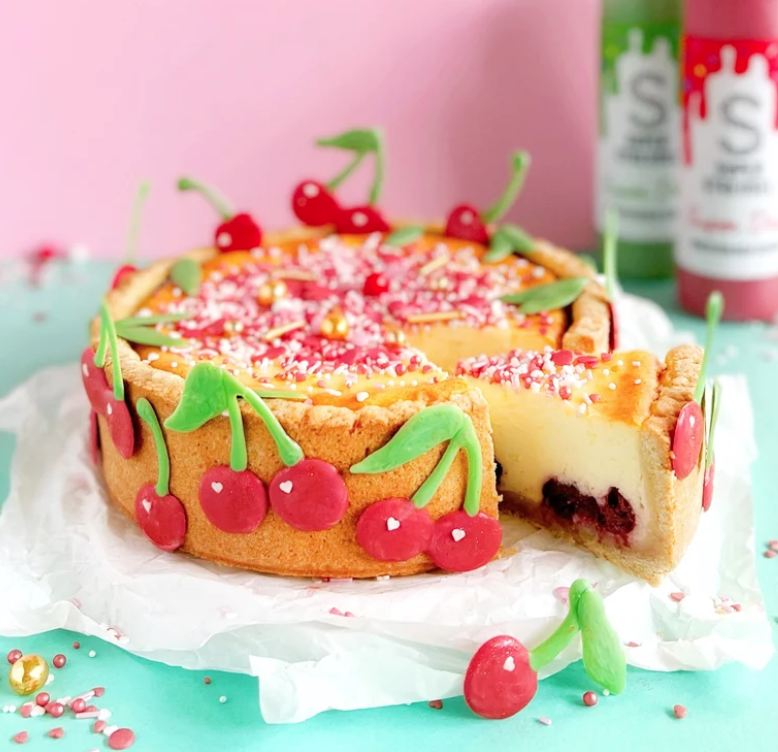 Kirschtorte, Sahnetorte, Fruchtverzierung, Marzipan-Deko, KuchenmitFüllung