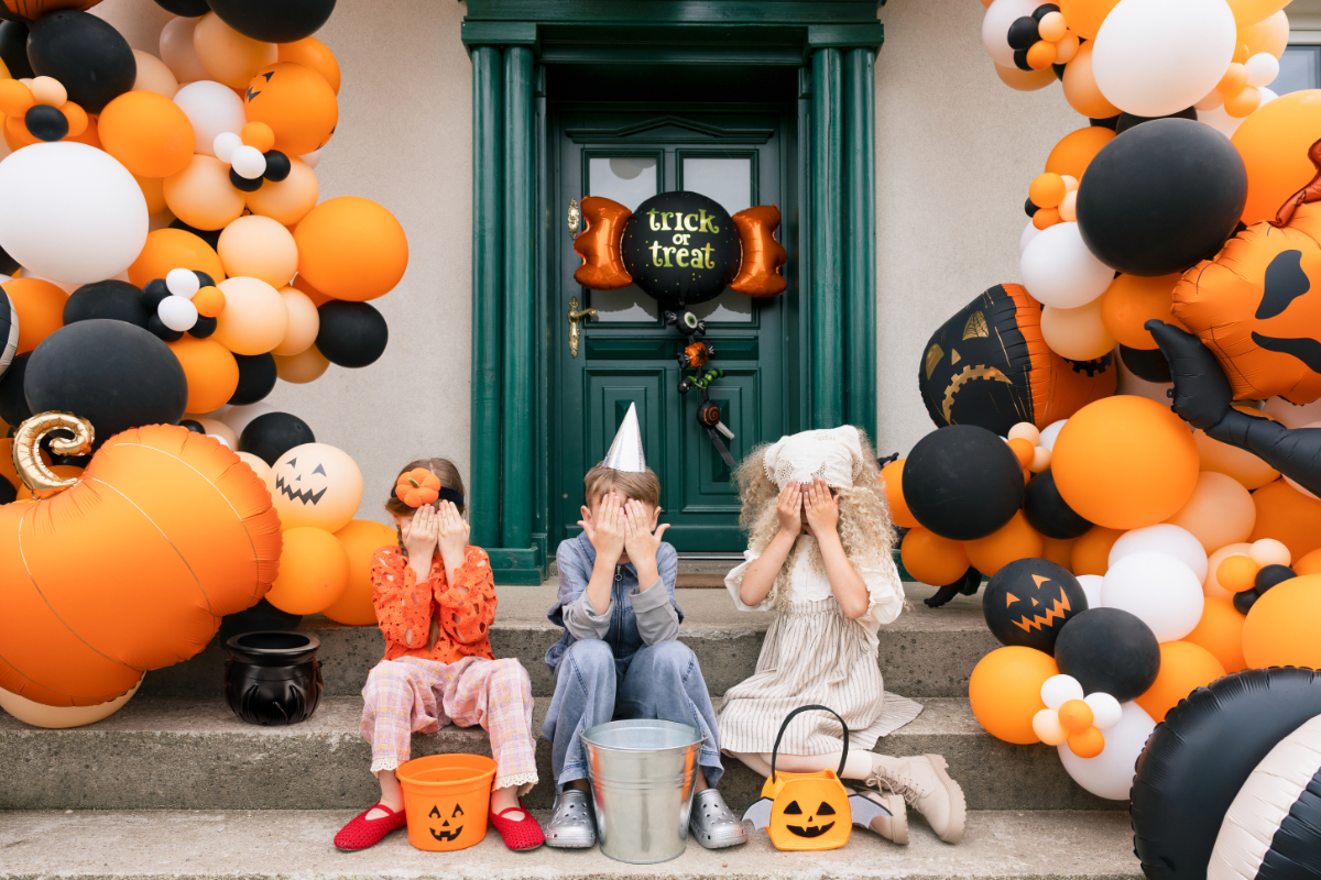 Halloween, Kürbischkorb, Ballonbogen, Kostüm, Kinder