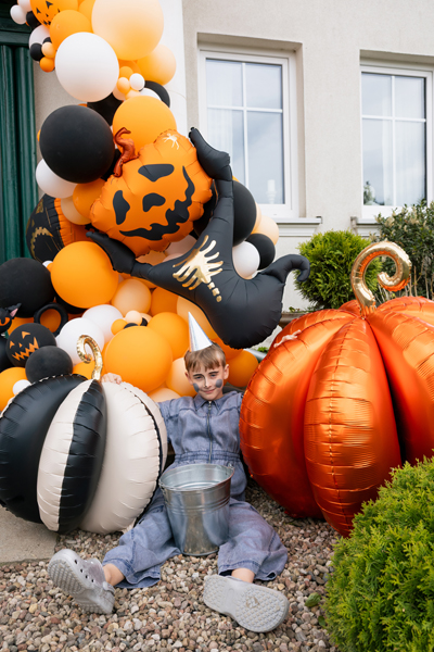 Halloween, Ballon-Dekoration, Kürbisballon, Kind mit Eimer, Außenbereich-Deko
