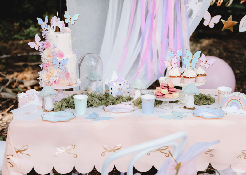 kuchendekoration, hochzeitstisch, pastellfarben, tortenaufsatz, buttercreme