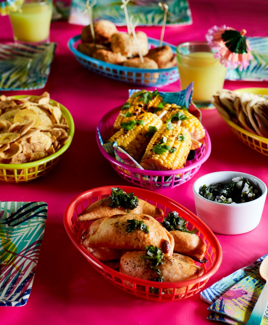 kinderparty talkingtables-cubanfiesta-tabledetail-foodbaskets_plates_napkins-lifestyle-portrait_08029183-6efd-4ff8-acec-e6d9abc03c0d