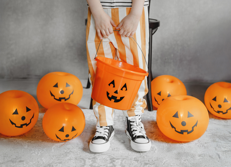 Halloween, Kürbis-Eimer, Orangen Ballon, Kinderoutfit, Sportschuhe