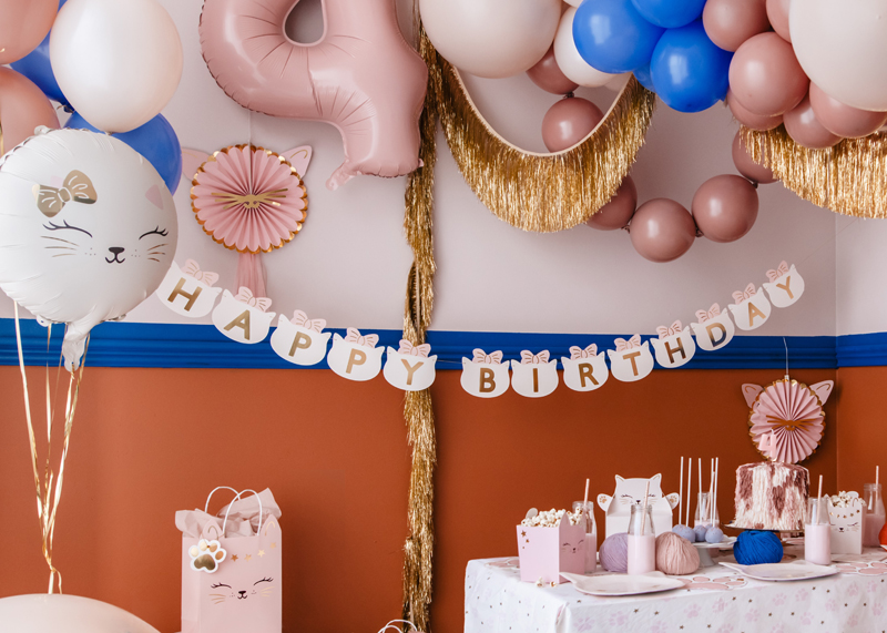 ballons, birthday dekor, banner, tisch mit kuchen, feier thema