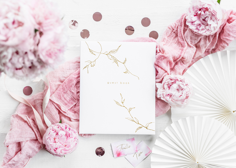 Gästebuch, weißes Cover, goldene Blume, rosa Dekor, Konfetti