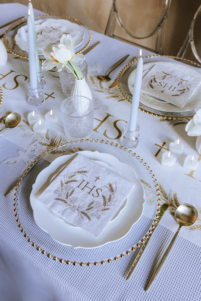 Tischdecke, Teller, Stoffserviette, Kandelaber, Hochzeitstisch