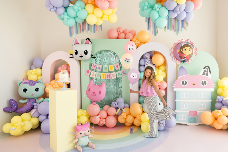 Ballondekor, Geburtstagsfeier, Pastellfarben, Katzenkuscheltier, Kinderparty