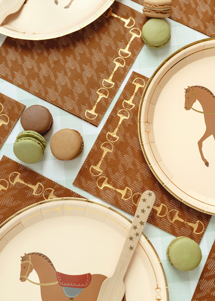 pferd, teller, macaron, servierplatte, holzunterlage