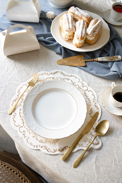 Essenstisch, Teller, Servierbesteck, Glas, Kuchen