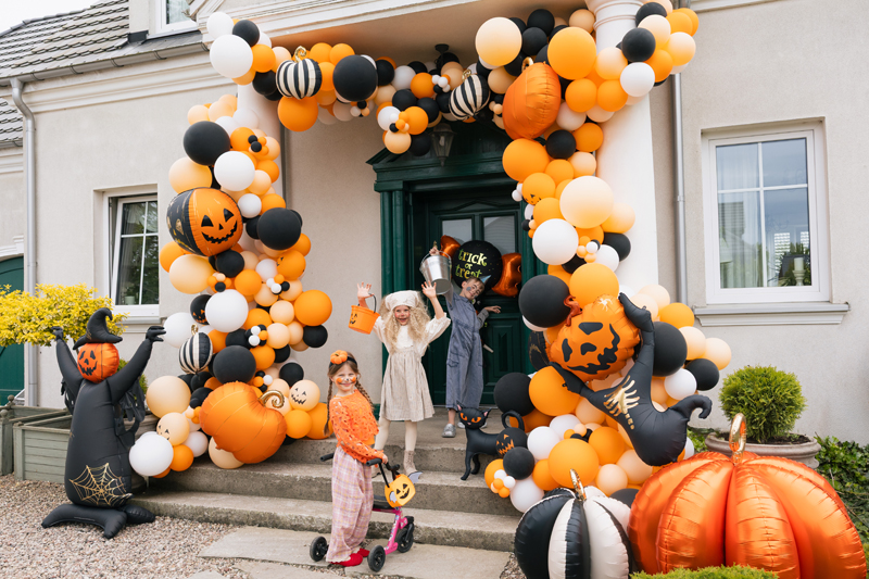 Halloween, Balloon arch, Jack-o'-lantern, Pumpkins, Kids costume